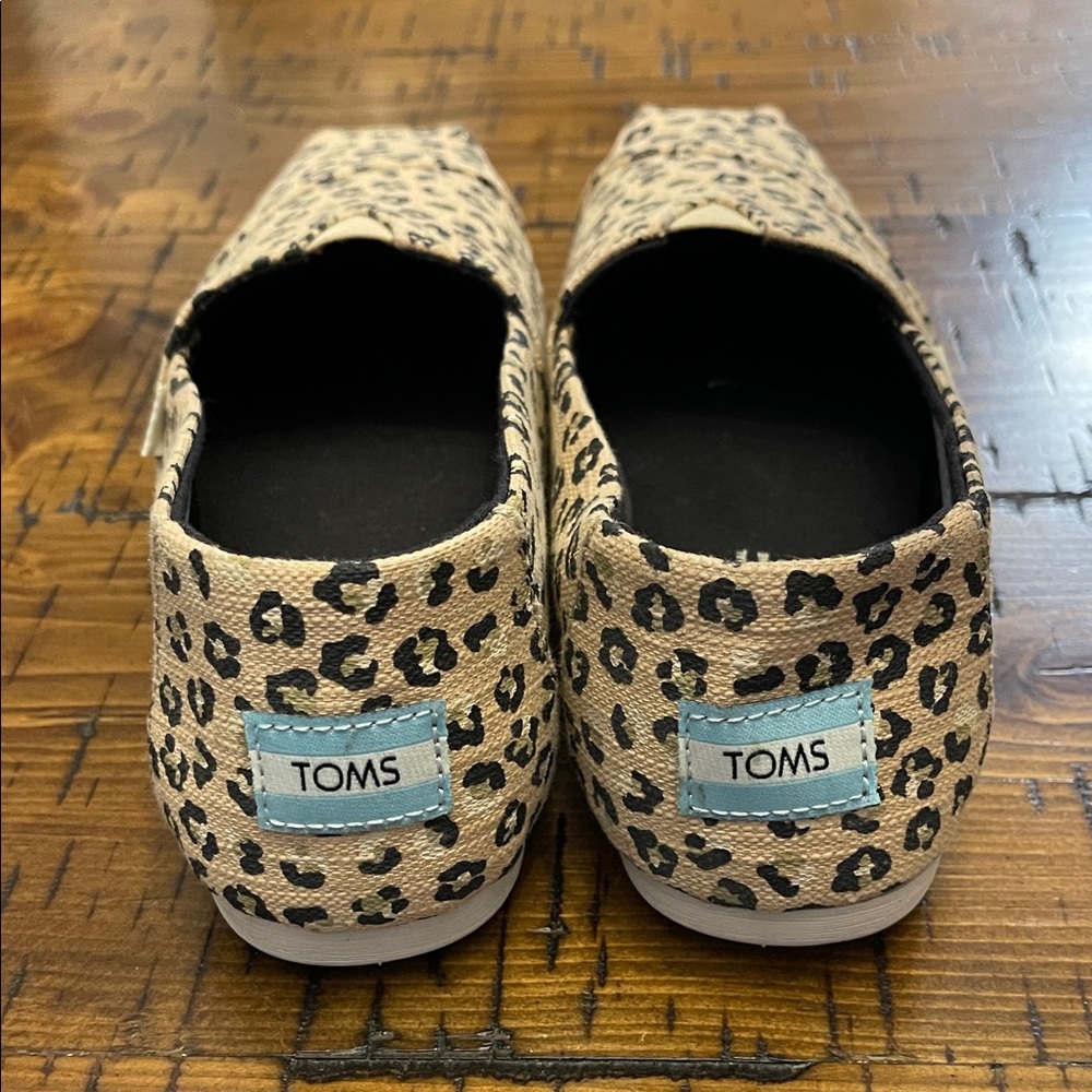 TOMS Women’s Tan Leopard Moccasins - Never Worn. 8 Wide. - Picture 3 of 4